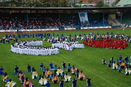Rize'de 19 Mayıs Kutlamalarında Öğrenciler Sırılsıklam Oldu