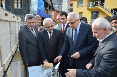 Rize’de 30 arıcıya 600 kovan dağıtıldı