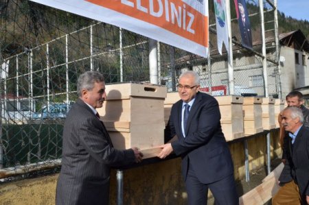 Rize’de 30 arıcıya 600 kovan dağıtıldı