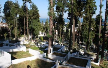 Rize'de Bayram Öncesi Mezarlıklar Temizlendi