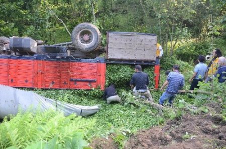 Rize'de çay yüklü kamyon şarampole yuvarlandı: 4 ölü, 3 yaralı