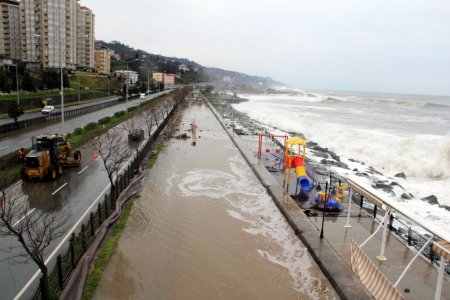 Rize’de dev dalgalar maddi hasara yol açtı