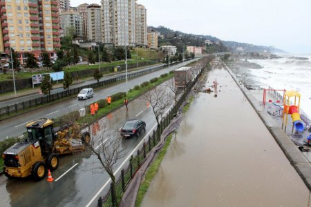Rize’de dev dalgalar maddi hasara yol açtı