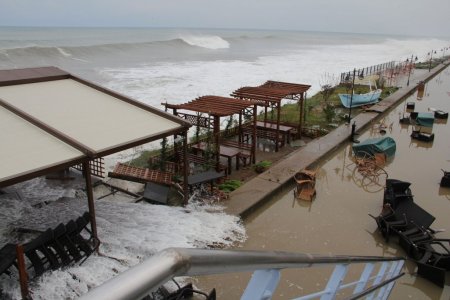 Rize’de dev dalgalar maddi hasara yol açtı