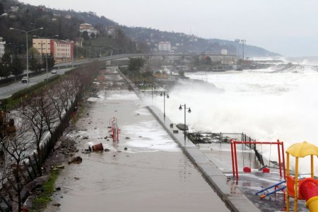 Rize’de dev dalgalar maddi hasara yol açtı