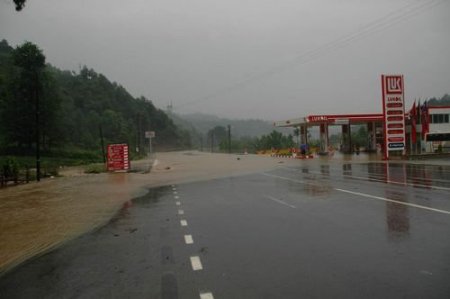 Rize'de Etkili Yağışlar Karayolu Ulaşımını Engelledi
