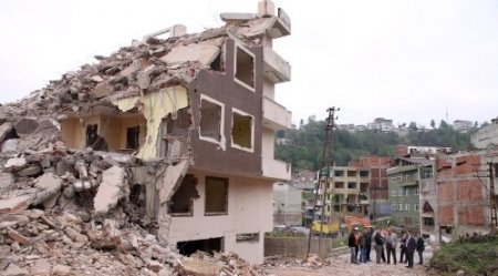 Rize’de kentsel dönüşüm kapsamında 17 bina yıkıldı