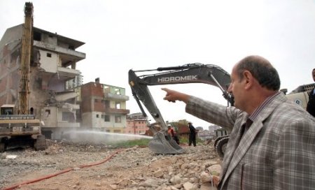 Rize’de kentsel dönüşüm kapsamında 17 bina yıkıldı