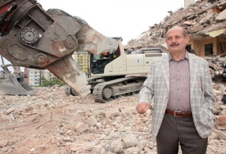 Rize’de kentsel dönüşüm kapsamında 17 bina yıkıldı