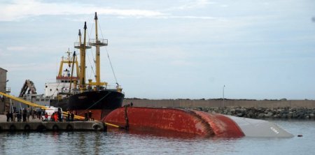 Rize’de kuru yük gemisi yan yattı: Bir gemi adamı kayıp