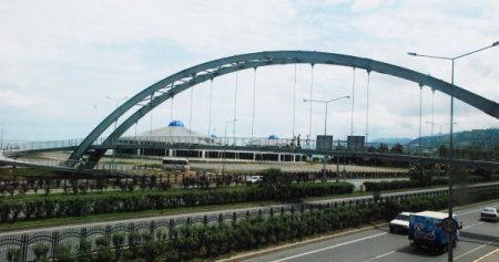 Rize'de labirent gibi üst geçit