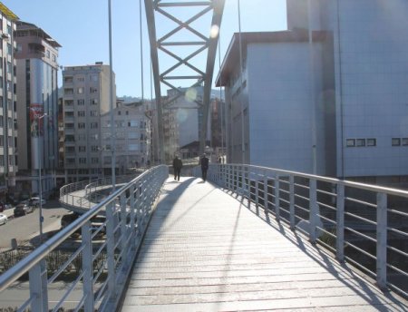 Rize'de labirent gibi üst geçit