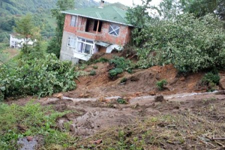 Rize’de su baskını ve heyelan olan bölgeler temizleniyor