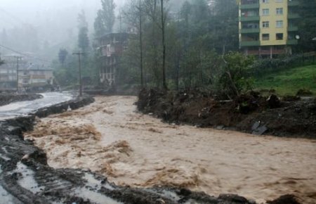 Rize'de Yağışlar Sonrası Karadeniz Sahil Yolunu Sular Bastı