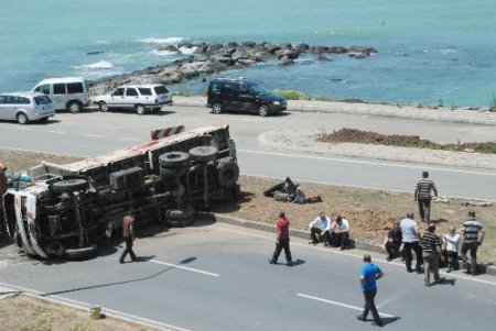 Rize'de Yaş Çay Yüklü Kamyon Yola Devrildi: 1 Yaralı