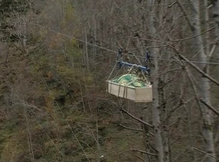 Rize'de yolu olmayan köyde tabutlar bile teleferikle taşınıyor(Özel)