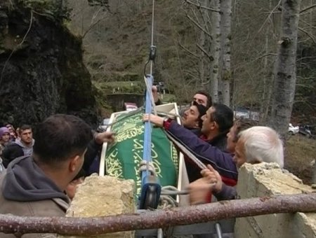 Rize'de yolu olmayan köyde tabutlar bile teleferikle taşınıyor(Özel)