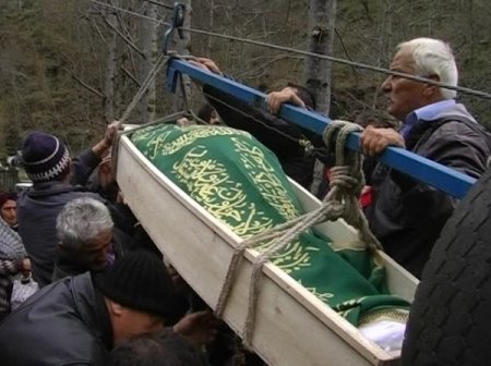 Rize'de yolu olmayan köyde tabutlar bile teleferikle taşınıyor(Özel)