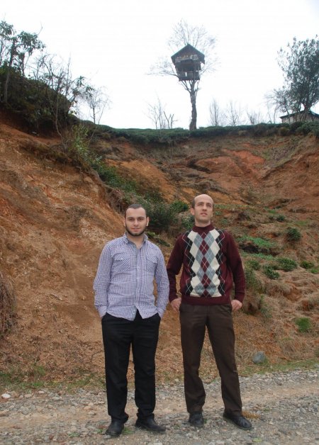 Rizeli 3 kafadar ağacın zirvesine yaptığı evde vakit geçiriyor