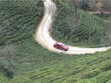 Rizeli vatandaş, otomobille dünya geri geri gitme rekorunu kırmak için çalışıyor