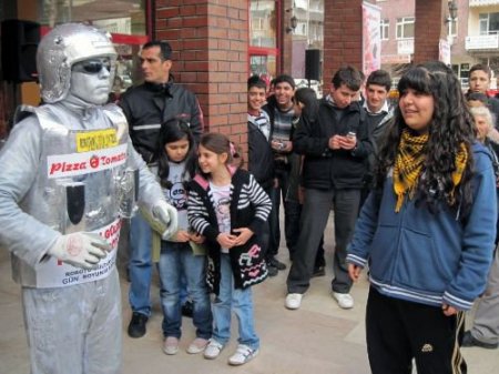 Robot Gösterisi İle Müşterilerine Bedava Pizza Yeme İmkanı Sundu
