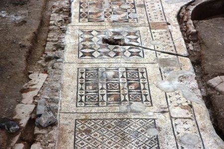 Roma dönemine ait devasa mozaik ortaya çıkarıldı