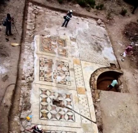 Roma dönemine ait devasa mozaik ortaya çıkarıldı