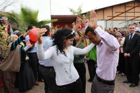 Roman Çiftler Resmi Nikah İçin Masaya Oturdu