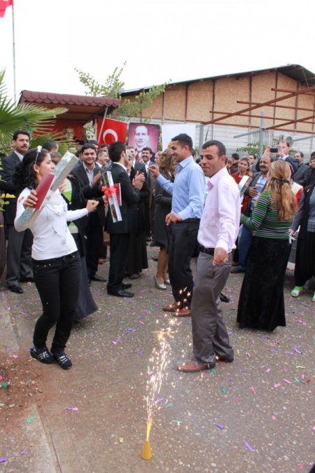 Roman Çiftler Resmi Nikah İçin Masaya Oturdu