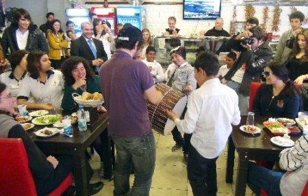 Roman çocuklardan Doğuş Çocuk Senfoni Orkestrası'na mini konser