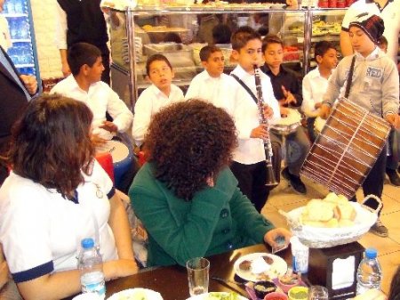 Roman çocuklardan Doğuş Çocuk Senfoni Orkestrası'na mini konser