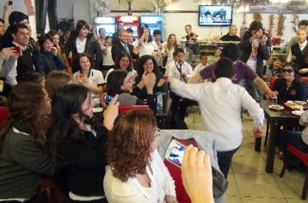 Roman çocuklardan Doğuş Çocuk Senfoni Orkestrası'na mini konser