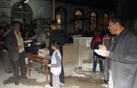 Roman derneği Üç Aylar pilavı dağıttı