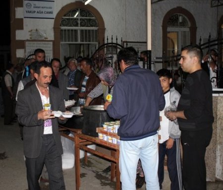 Roman derneği Üç Aylar pilavı dağıttı