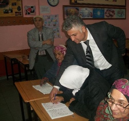 Romanlar Okuma Yazma Kursuna Akın Etti
