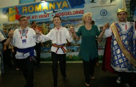 Romanyalı Bakan Pana, Kültür Şöleni’nde pasta dağıtıp halay çekti