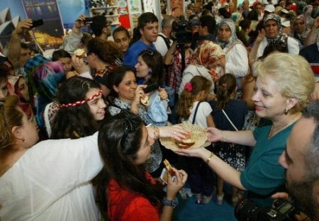 Romanyalı Bakan Pana, Kültür Şöleni’nde pasta dağıtıp halay çekti