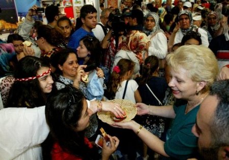 Romanyalı Bakan Pana, Kültür Şöleni’nde pasta dağıtıp halay çekti