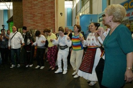 Romanyalı Bakan Pana, Kültür Şöleni’nde pasta dağıtıp halay çekti
