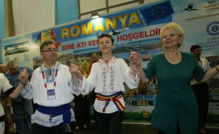 Romanyalı Bakan Pana, Kültür Şöleni’nde pasta dağıtıp halay çekti