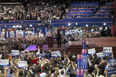 Romney, büyük vaatlerle başkan adaylığını kabul etti