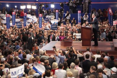 Romney, büyük vaatlerle başkan adaylığını kabul etti