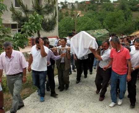 Röntgen cihazına sıkışarak hayatını kaybeden anne, son yolculuğuna uğurlandı