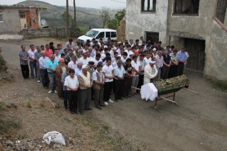 Röntgen cihazına sıkışarak hayatını kaybeden anne, son yolculuğuna uğurlandı