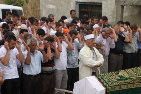 Röntgen cihazına sıkışarak hayatını kaybeden anne, son yolculuğuna uğurlandı