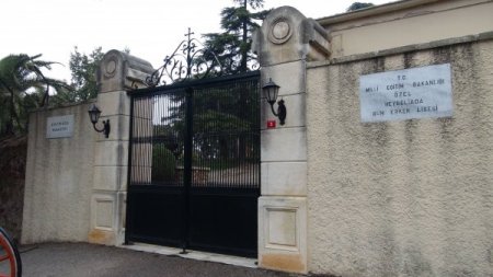 Ruhban okulunda sessiz bekleyiş