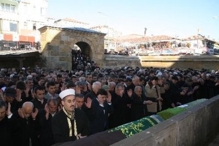 Ruhi Bacanlı'nın Annesi Toprağa Verildi