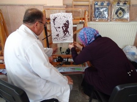 Ruhsal hastalığı bulunanlar, minyatür halıyla rehabilite ediliyor