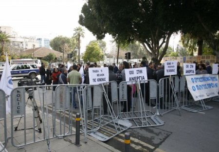 Rum Meclisi, 23 yeni yasa onayladı; Rumlar yeniden sokağa döküldü