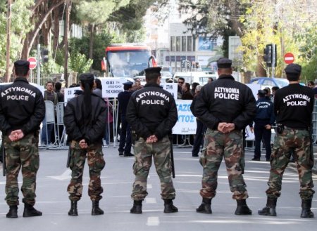 Rum Meclisi, 23 yeni yasa onayladı; Rumlar yeniden sokağa döküldü